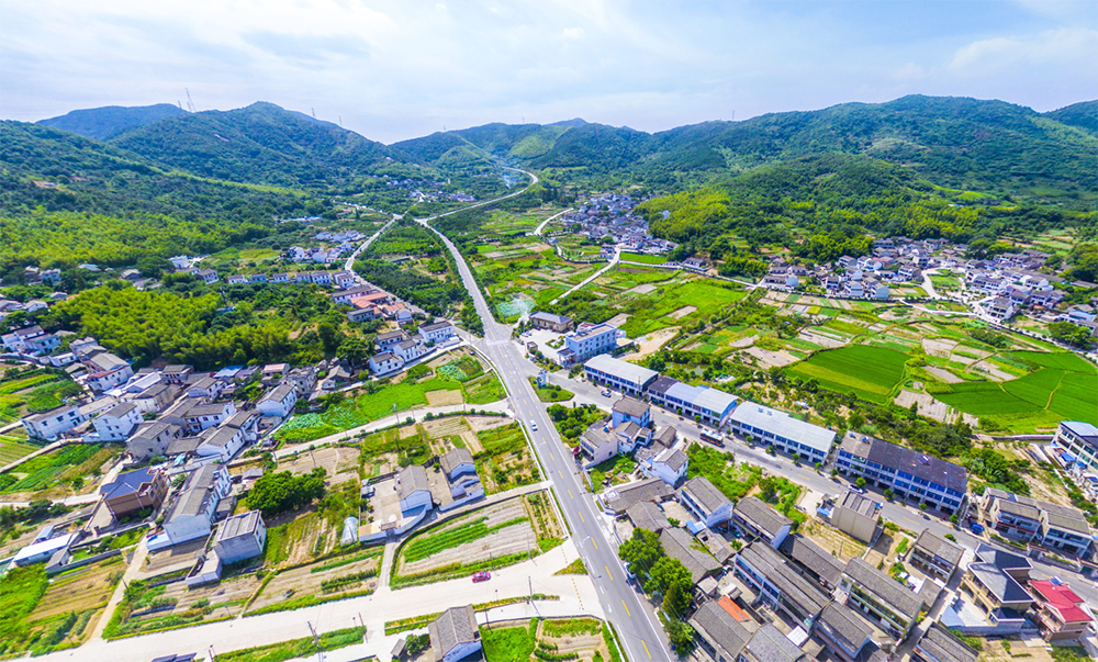 距定海城区20公里,去宁波"海天佛国"普陀山"碧海金沙"朱家尖则当天