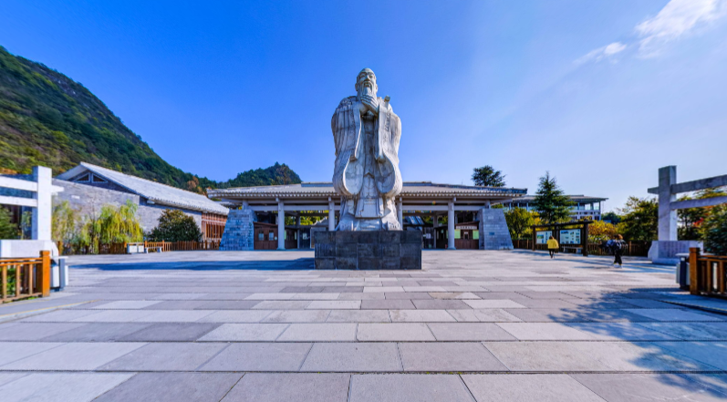 贵阳孔学堂坐落在贵州省贵阳市南郊,东毗大成山,西临花溪河,俯瞰国家