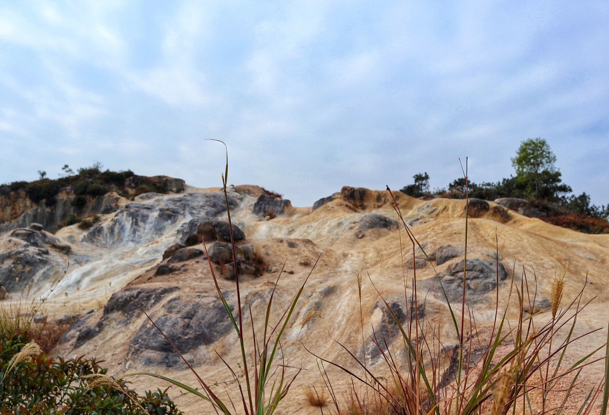 社区大岭山森林公园白石山景区附近,有叫矿山湖,有叫白石山采石场遗址