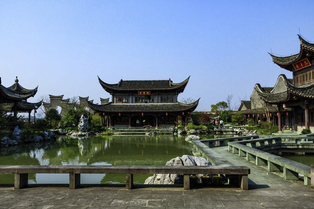 百龄路,梁祝化蝶雕塑,大型喷泉广场,万松书院,梁圣君庙等众多景点组成