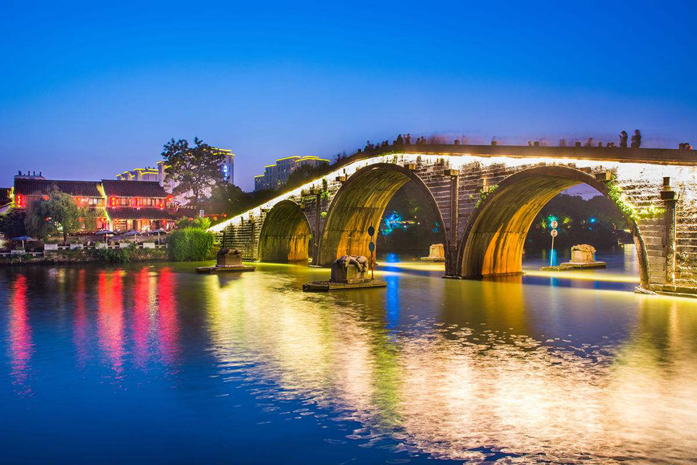 拱宸桥,位于浙江杭州大关桥之北,东连丽水路,台州路,西接桥弄街,连