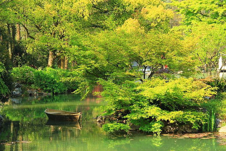 植物區由木蘭山茶園,杜鵑槭樹園,桂花紫薇園,桃花園,靈峰梅園,百草園