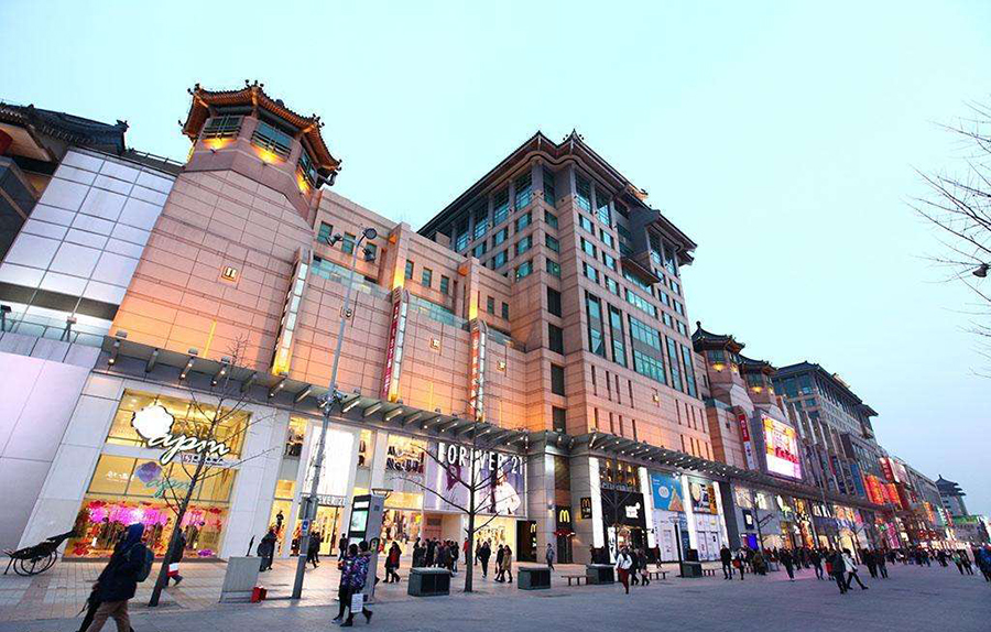 王府井大街(wangfujing street)全长1818米,从南至北共分为4段,东长安