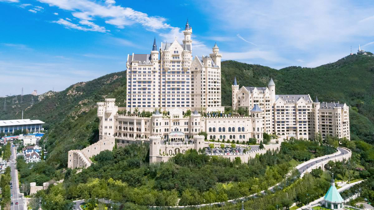 大连城堡豪华精选酒店坐落于莲花山山脉,俯瞰著名的星海湾和黄海,是