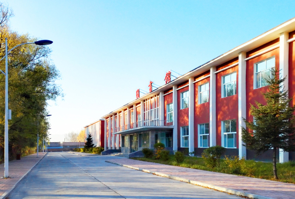 吉林职业技术学院位于延边朝鲜族自治州龙井市环境优美的海兰江畔,是