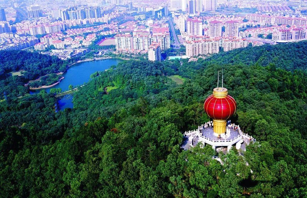 旗峰山投资共6000万元建成和重修了具有东莞八景之称的"黄旗山顶挂