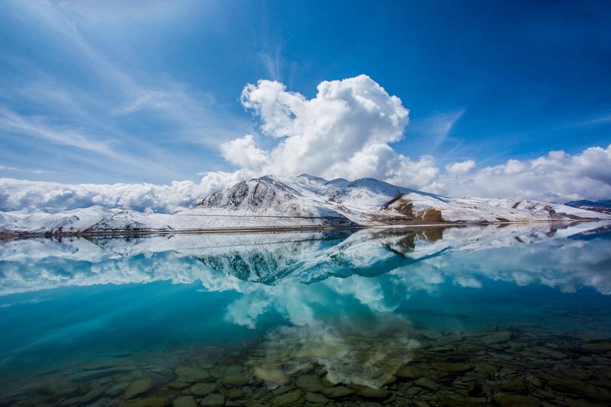 西藏羊卓雍错湖