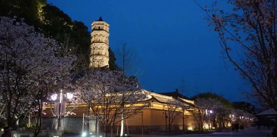 巾山,又称巾子山,位于临海古城区东南隅,高百余米,三面临街,南濒灵江.