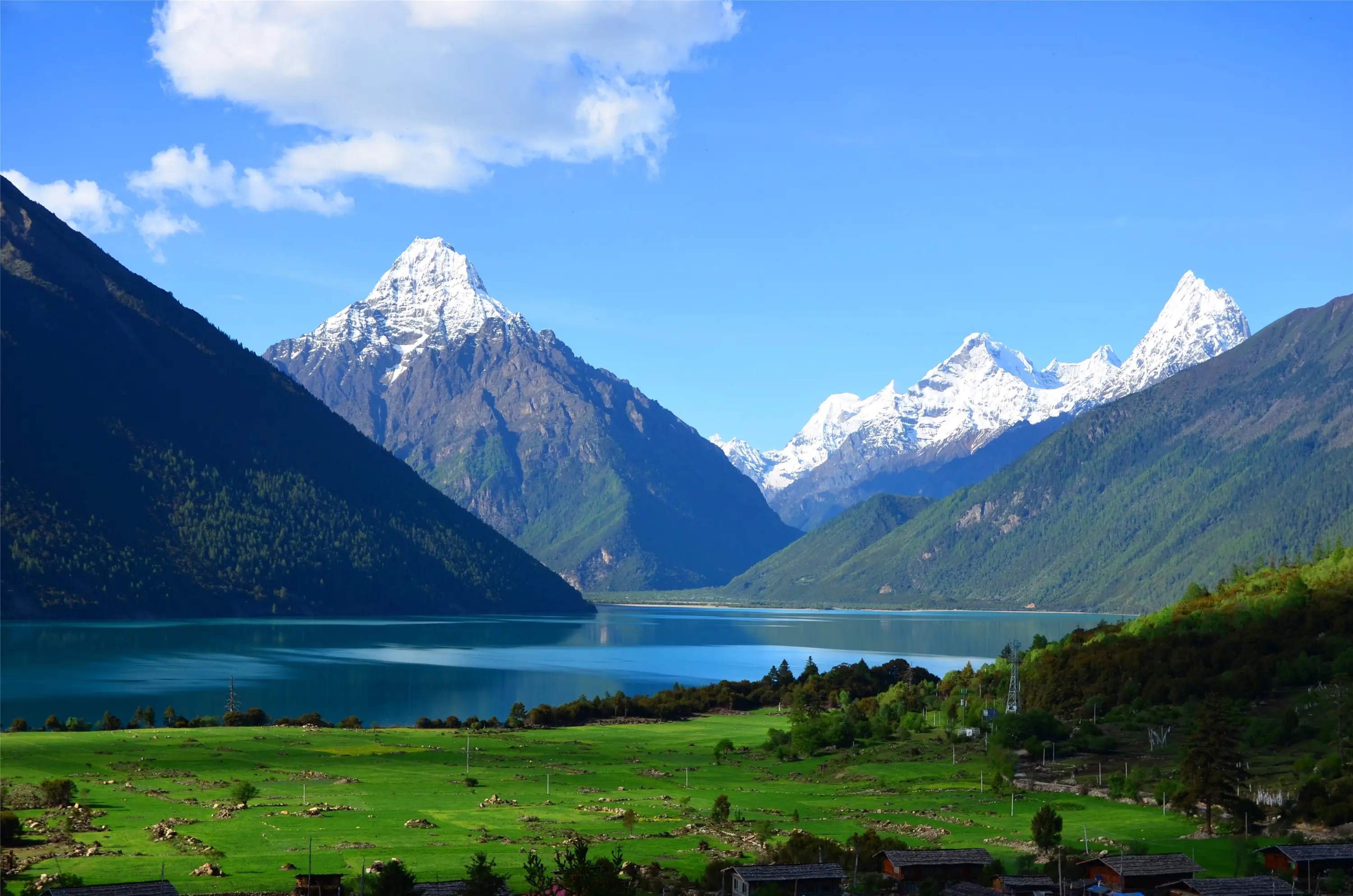 约3个小时,限速100km/h),巴河镇的出口左转有通向巴松错风景区的路标